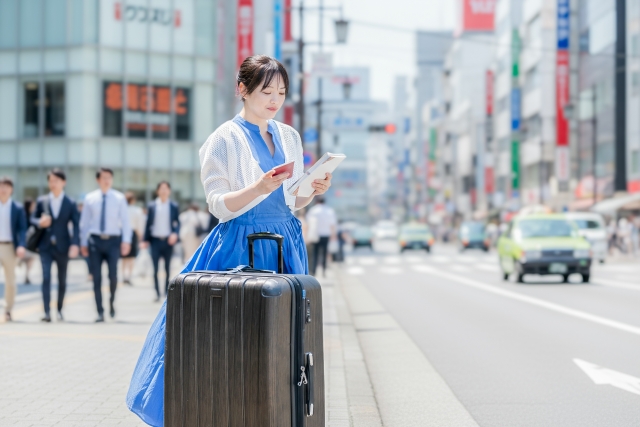 旅行先でスマホを使用