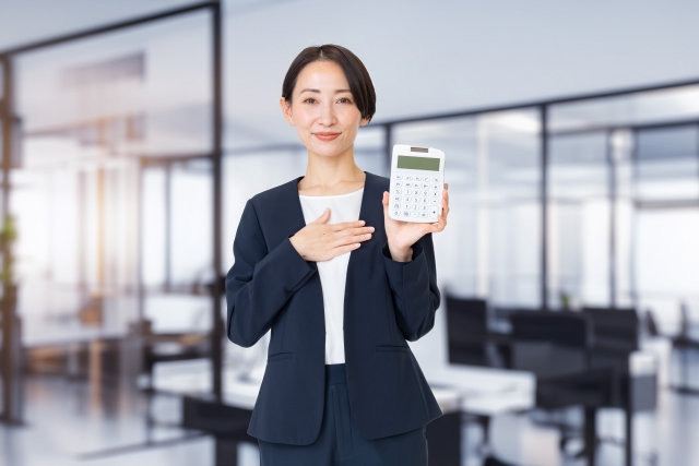 電卓を持つ女性